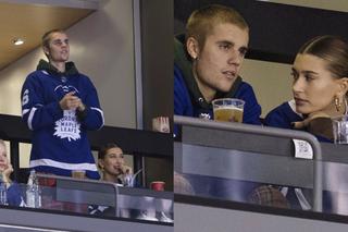 Justin Bieber i Hailey na meczu hokeja. Na plecach napisy... PAN i PANI BIEBER! [ZDJĘCIA]