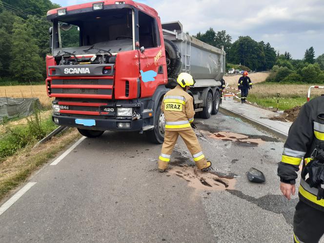 Przewrócona ciężarówka w Rzuchowej