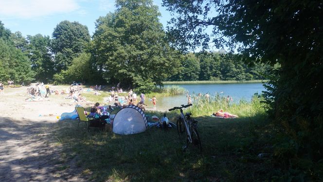 To jedno z największych jezior w Olsztynie. Kusi turystów piaszczystymi plażami
