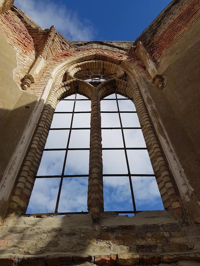 Zwiedziliśmy zabytkowe ruiny kościoła w Jałówce. Poznaj historię wyjątkowego miejsca [ZDJĘCIA]