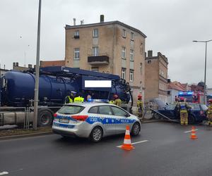 Wypadek na Jana Pawła II w Lesznie. Kierowca osobówki przejechał przez barierki