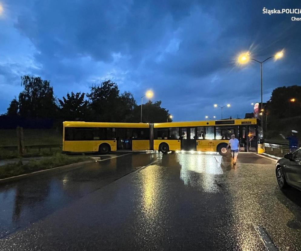 Autobus wjechał pod prąd na trasę