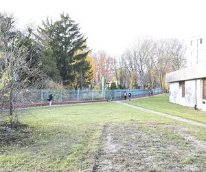 Porywacze dzieci grasują w Warszawie?! „Próbowali nakłonić 9-latka, żeby wsiadł do auta”. Rodzice przerażeni