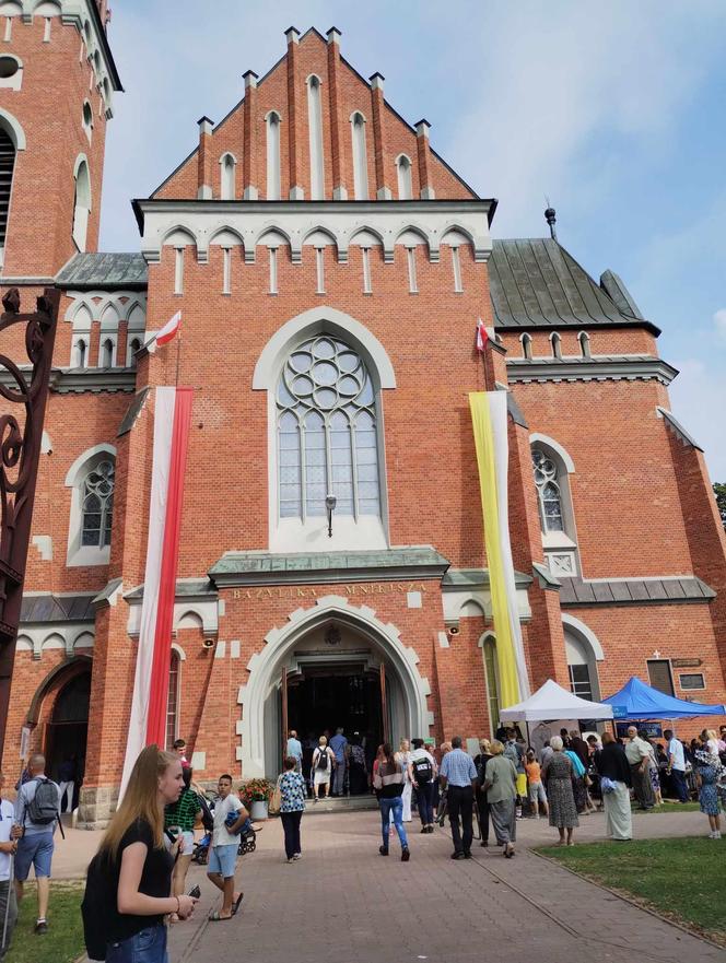 Rocznica koronacji Matki Bożej Kębelskiej w Wąwolnicy. Pojawiło się tysiące wiernych. Zobacz