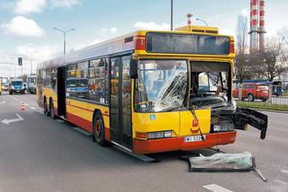 Warszawa. Autobus wbił się w ciężarówkę