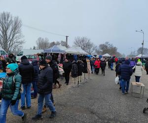 Giełda samochodowa w Łodzi. Przyciąga klientów, ale sprzedawcy nie są zadowoleni