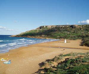 Jedna z maltańskich plaż w styczniu.