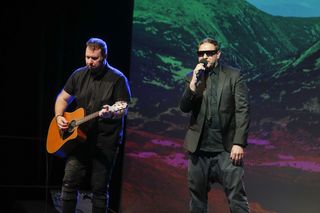 Tomasz Karolak - buntownik i prowokator. Wyznania o zarobkach i szmańskich obrzędach budzą skrajne emocje