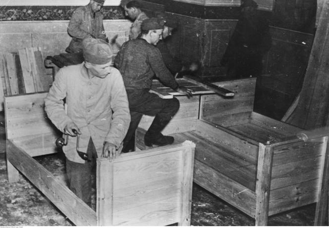 Saperzy niemieccy przy budowie łóżek dla wojsk ochrony pogranicza, Suwałki, 1940 r.