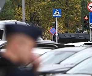 Incydent na pomniku smoleńskim. Mężczyzna grozi, że wysadzi się w powietrze