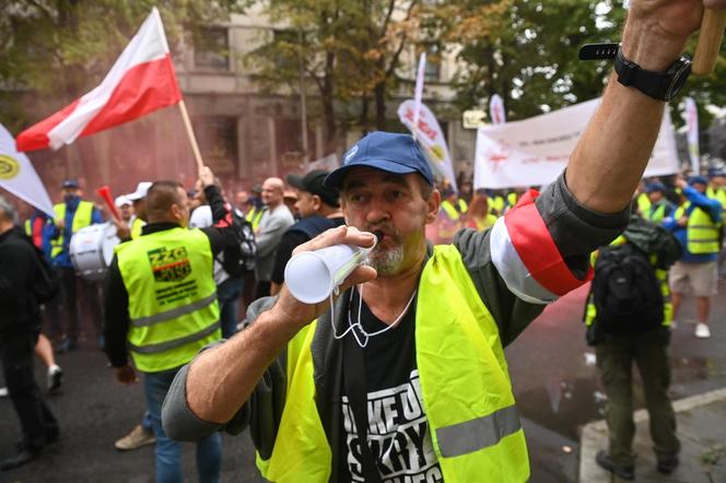 Górnicy i energetycy przed siedzibą MAP w Warszawie 