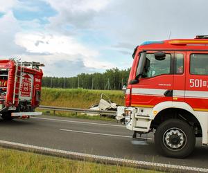 Dwóch mężczyzn nie żyje, kilku zostało rannych! Potworny wypadek busa na S7. Auto zostało zmasakrowane