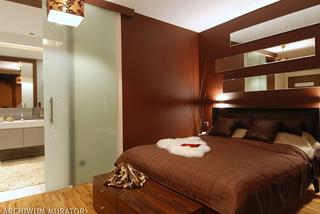 Sypialnia w czekoladowych brązach: intensywny kolor ścian i dodatków