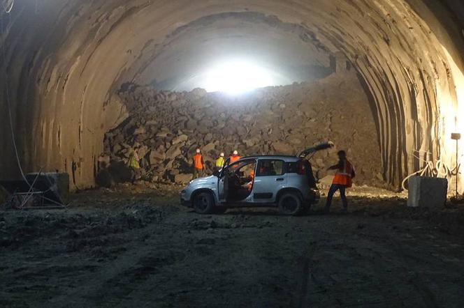 Wysadzili 150 kg dynamitu i przebili tunel! Kamień milowy w budowie nowej Zakopianki