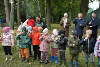 Dzieci z kieliszkami wywołały burzę. Gorąca dyskusja po otwarciu placu zabaw na Dolnym Śląsku