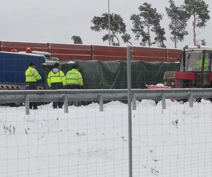 Jeszcze nie otworzyli, a już jest zepsuty. Asfalt na nowym odcinku S17 jest popękany, będzie opóźnienie