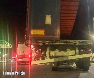 Ciągnął zdezelowaną naczepę. Brakowało nawet drzwi!