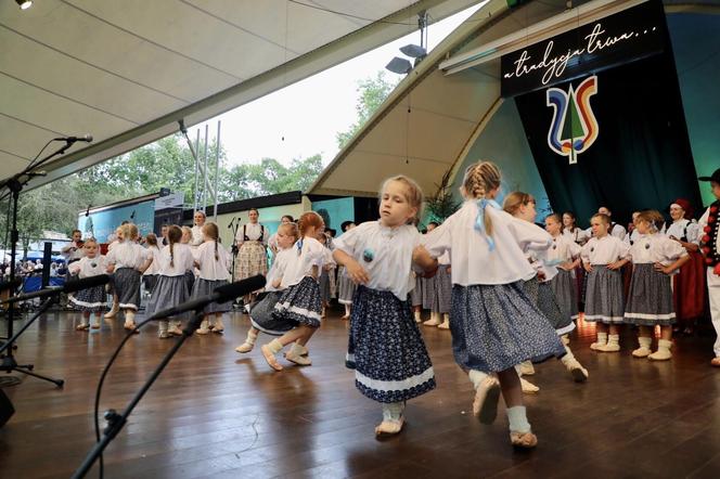 Rozpoczął się 60. jubileuszowy Tydzień Kultury Beskidzkiej. Przyjechało 20 zespołów z całego świata ZDJĘCIA, PROGRAM