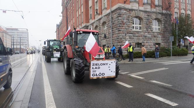 „Zielony Ład=Głód”, „Mleko nie jest z Biedronki”. Te hasła pojawiły się na proteście rolników w Olsztynie