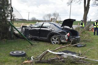Wypadek w Mrocznie. Pijany kierowca zdemolował ogrodzenie posesji. Dwie osoby ranne [ZDJĘCIA]