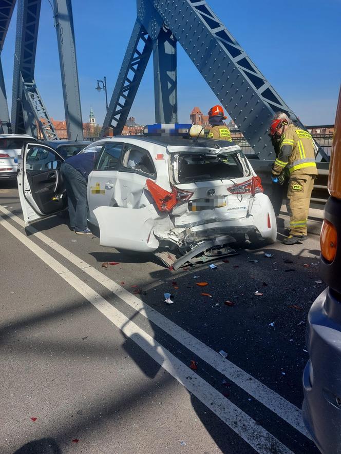 Karambol na moście Piłsudskiego w Toruniu. Śmieciarka uderzyła w trzy pojazdy