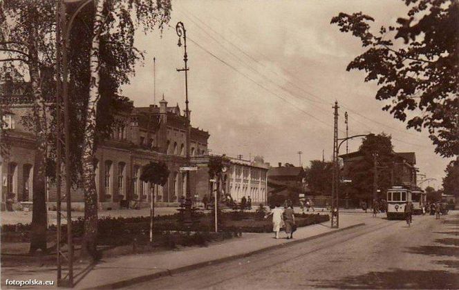 Tak zmieniał się dworzec Olsztyn Główny. Po dawnej wieży zegarowej nie ma znaku