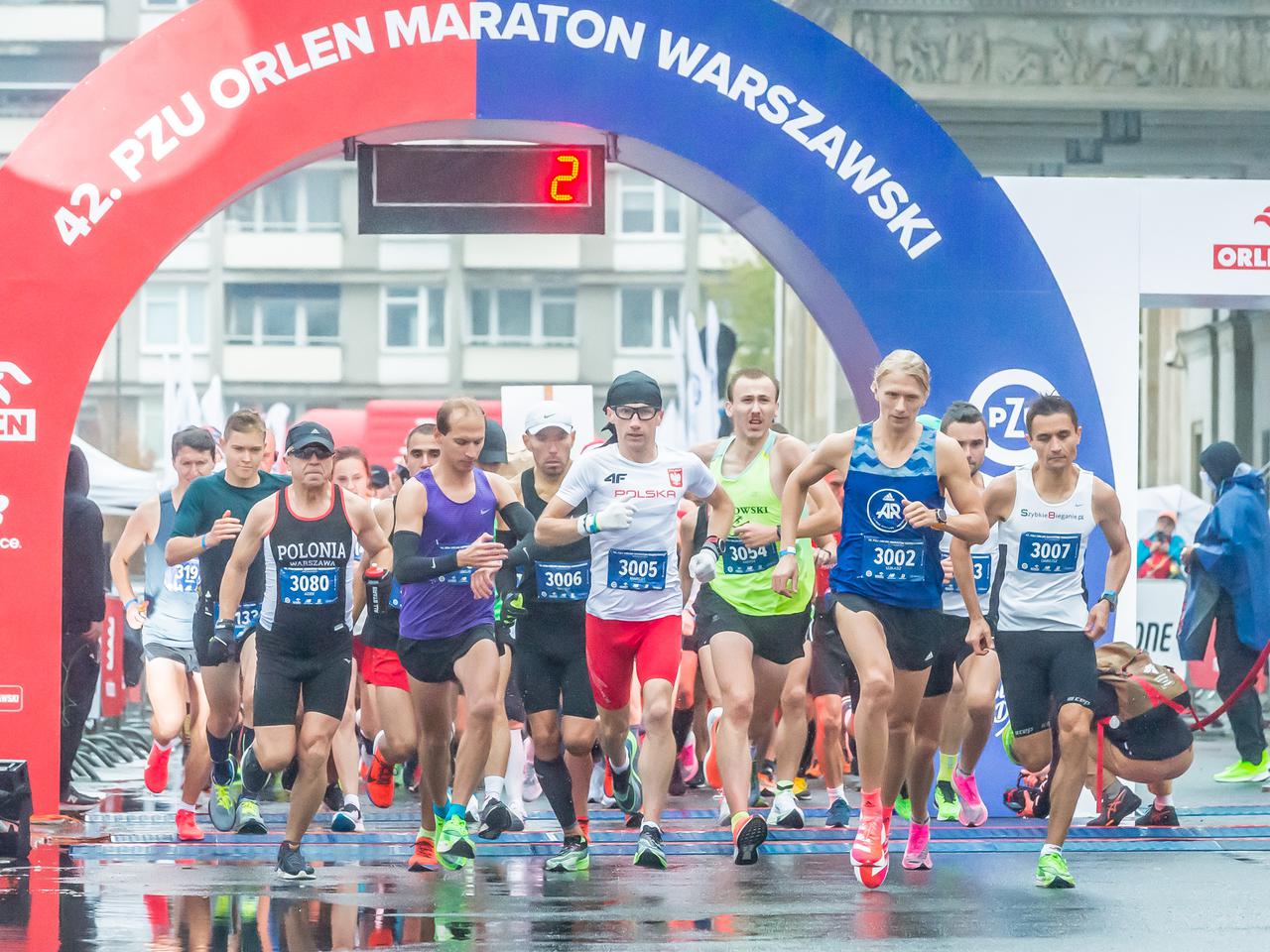 Biegacze walczyli z deszczem. Paweł Kosek wygrał 42. PZU Orlen Maratoni Warszawski
