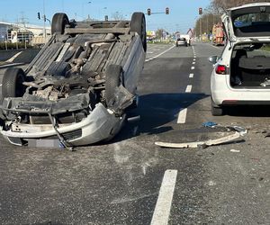 Dachowanie na Bemowie po zderzeniu trzech aut