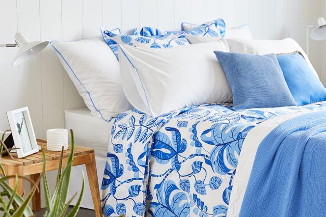 Letnia aranżacja sypialni: postaw na kolor błękitny!