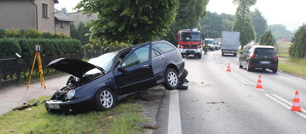 Wypadek w Świerklańcu. Samochód uderzył w drzewo, dwie osoby w szpitalu