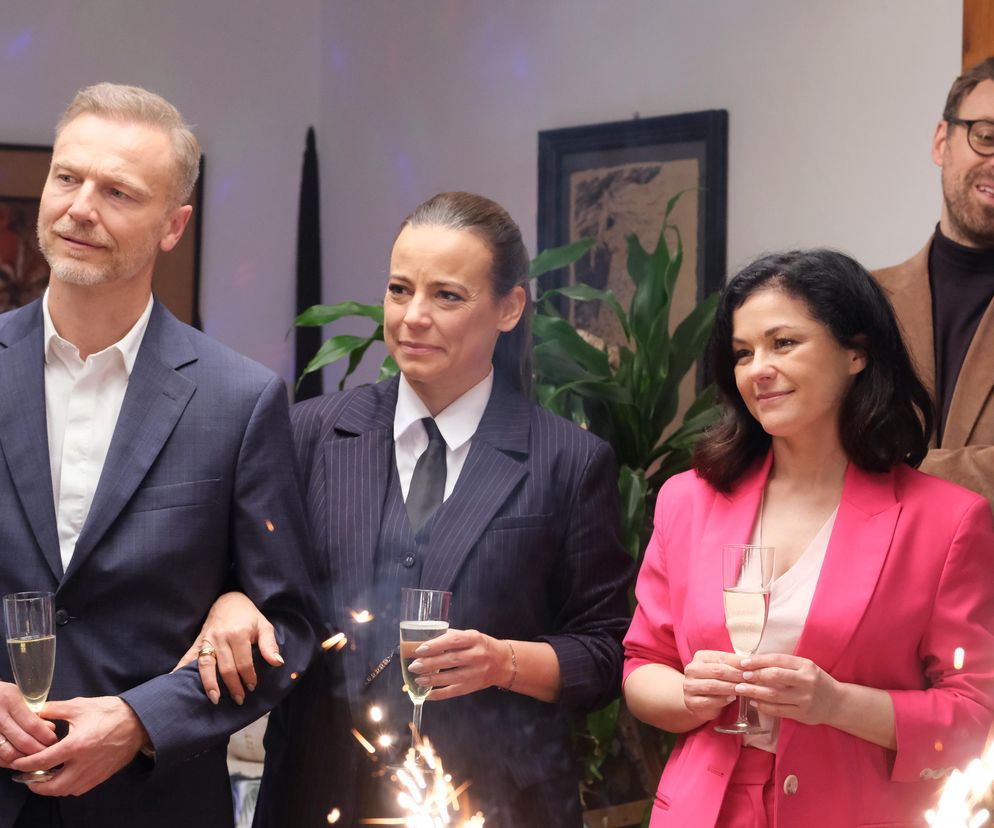 M jak miłość odc. 1872 po wakacjach. Dariusz Hoffman (Mateusz Rusin), Kinga (Katarzyna Cichopek), Magda (Anna Mucha), Andrzej Budzyński (Krystian Wieczorek)