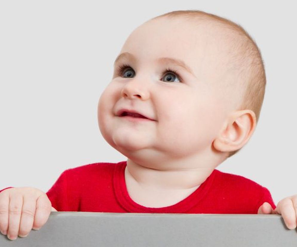 Problem ten zdarza się co piątemu dziecku, choć z różnym nasileniem.   Zwykle niemowlę zaczyna uderzać głową w drugim półroczu życia.  Uderzanie  główką przez malucha o szczebelki łóżeczka wzbudza zwykle  dość skrajne  emocje. Rodzice traktują takie zachowania albo jako  dziwactwo albo są  przerażeni, że dzieje się coś naprawdę niedobrego.