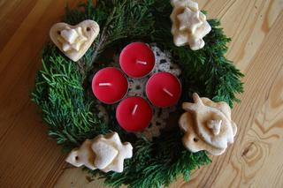 Wianek adwentowy – jak zrobić świąteczną dekorację? Prosta instrukcja zrób to sam 