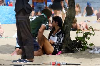 Marta Kaczyńska z mężem, synkiem Stasiem i dziećmi jej męża na plaży w Sopocie