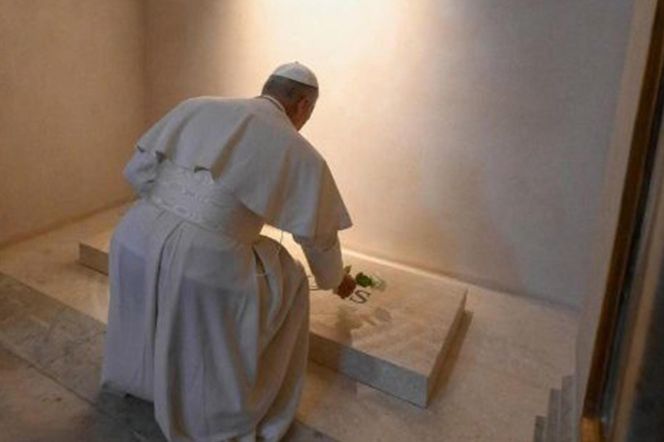 Papież Leon XIV odwiedził grob Franciszka! Wzruszająca modlitwa
