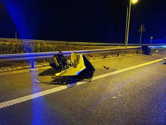 Z całym impetem wjechał w tył ciężarówki. NIE ŻYJE pasażer. Nocna makabra na S5 pod Śmiglem