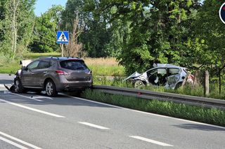 Peugeot i nissan roztrzaskane na drodze. Dramatyczny wypadek pod Sochaczewem 