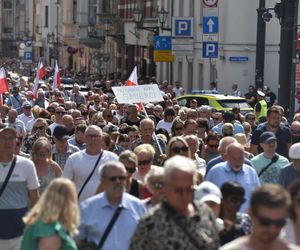 Marsz Milczenia dla Klaudii w Toruniu. „Niech nasza cisza przemówi głośniej niż słowa” [GALERIA]
