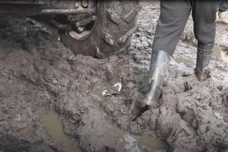 Rolnicy. Podlasie. Słynne błoto na podwórku Gienka i Andrzeja z Plutycz. Koszmar! Nie da się chodzić