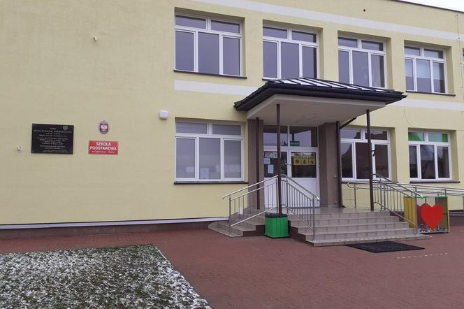 Szkoła Podstawowa w miejscowości Dąbrówka Stany czekała na rozbudowę przez wiele lat. W tym roku zostanie wreszcie otwarta nowa część budynku