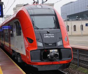 Nowe pociągi od Pesy wjechały na tory w Bydgoszczy! Tak wyglądają w środku [ZDJĘCIA]