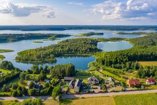 Najpiękniejsze polskie jeziora. Tam trzeba jechać na urlop [ZDJĘCIA].
