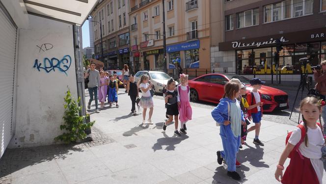  Dni Bajki 2024. W centrum Olsztyna zrobiło się bajkowo. Dzieci przejęły władzę nad miastem [ZDJĘCIA]