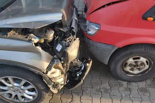 Warszawa. Huknął w bariery, roztrzaskał trzy auta i uciekł. Trwają poszukiwania kierowcy