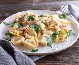 Tortellini w lekkim sosie z szynką - błyskawiczne danie z gotowych pierożków