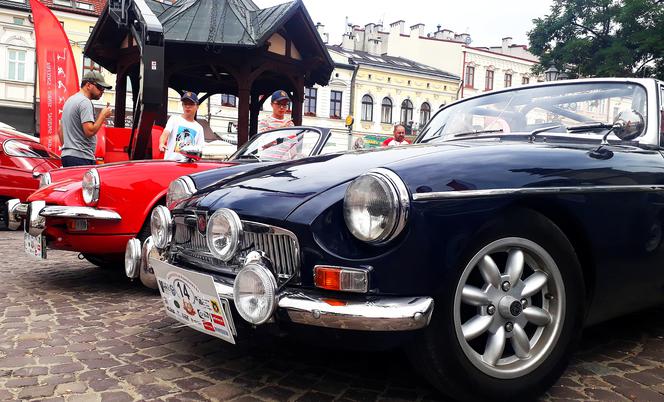 XX Podkarpacki Rajd Pojazdów Zabytkowych - konkurs elegancji na Rynku w Rzeszowie