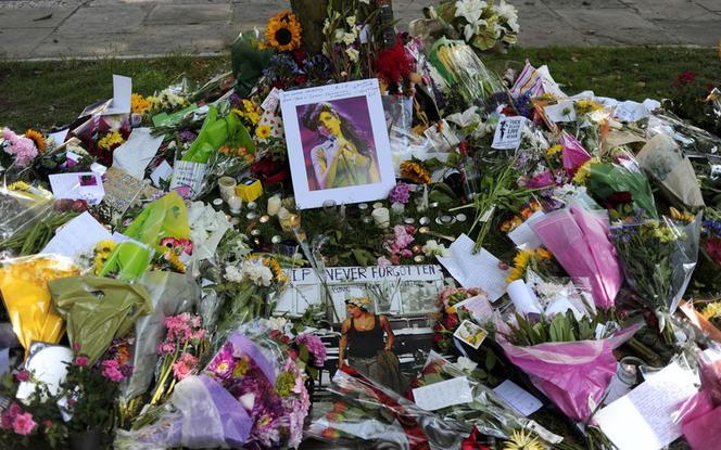 LONDYN: Fani płaczą po śmierci Amy Winehouse