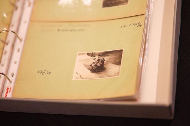 Zbiór fotografii dokumentujących zniszczoną Warszawę