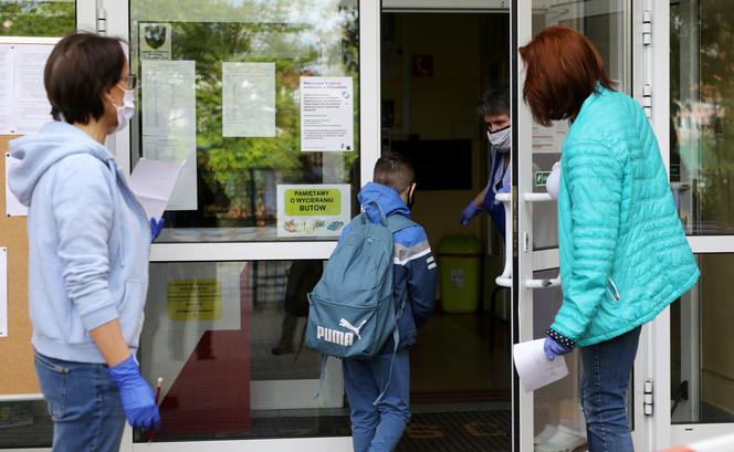 Wielkie zmiany w szkole. Uczniowie będą mierzyć temperaturę przed wejściem do budynku