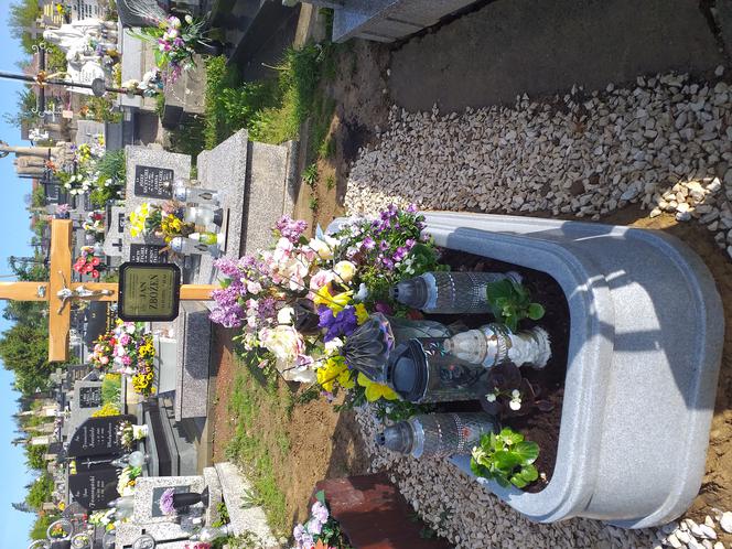 Przez proboszcza musiałam pochować męża 20 kilometrów od domu.